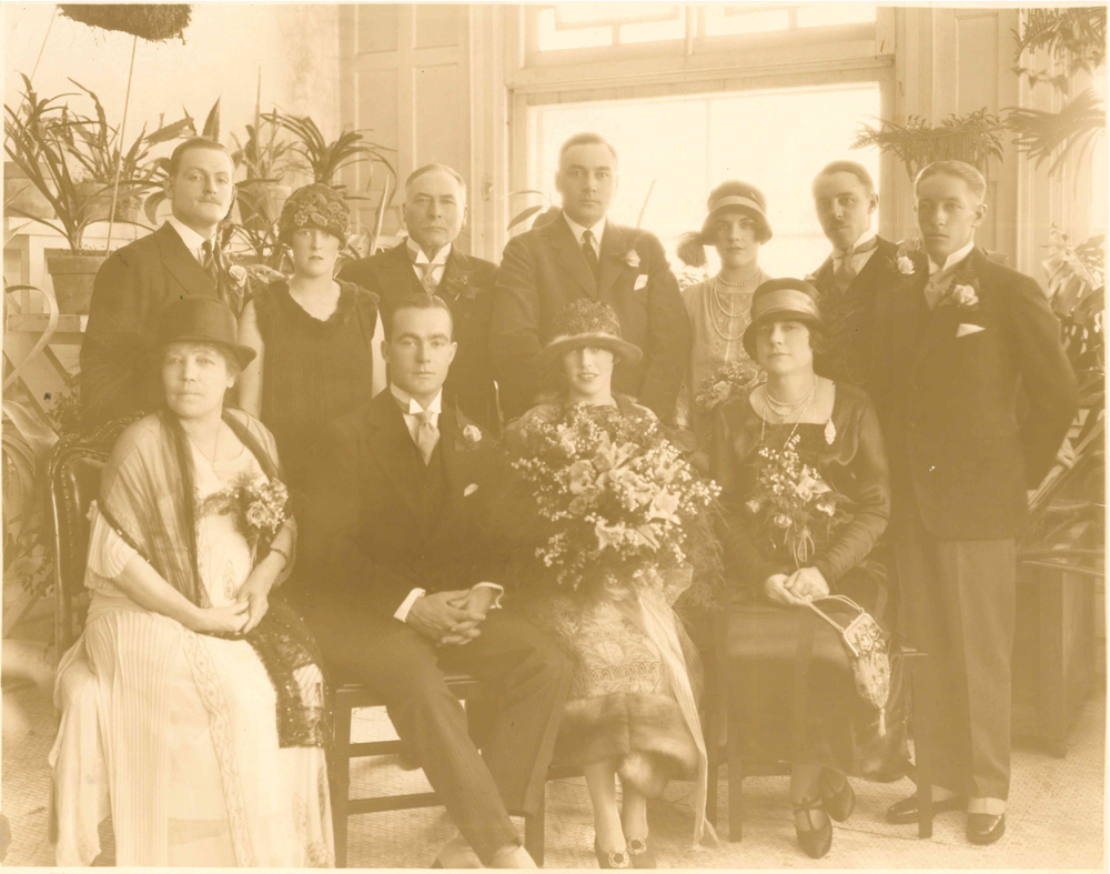 Photo de groupe prise au mariage de Dorothy, Belle se trouvant à gauche, dans la rangée d’en avant
