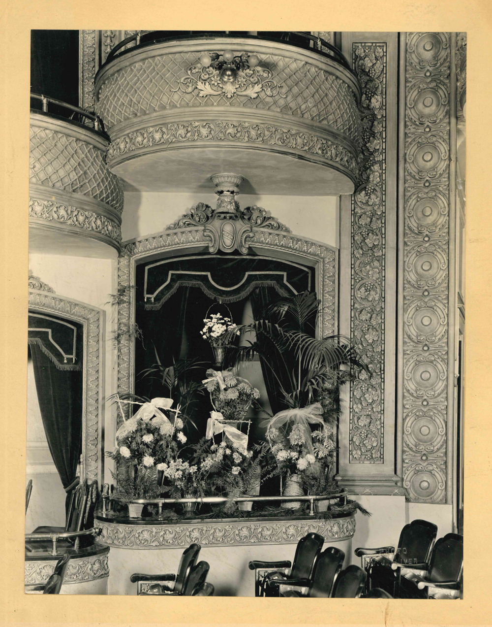 Photo de la loge des Lougheed au Grand Theatre, les fleurs et les couronnes donnant l’impression d’un décès dans la famille