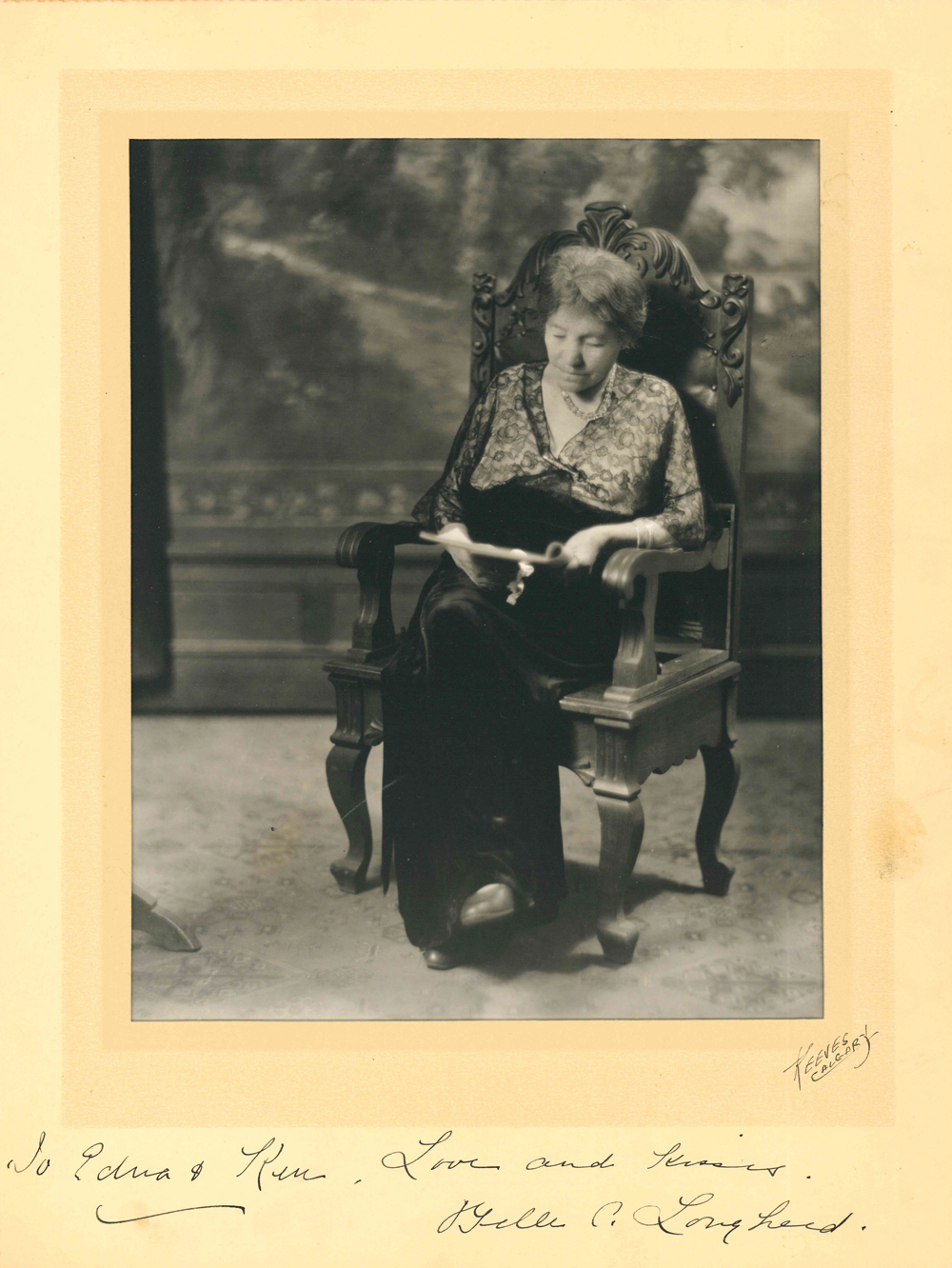 Photo studio de Belle âgée, assise et en train de lire