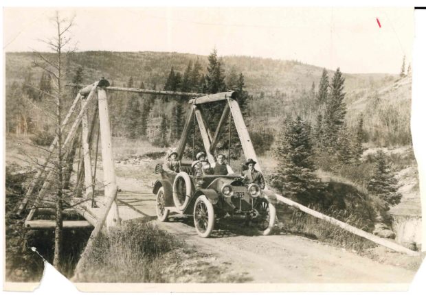 Membres de la famille Lougheed et amis en voiture, probablement dans les piémonts de l’Alberta.