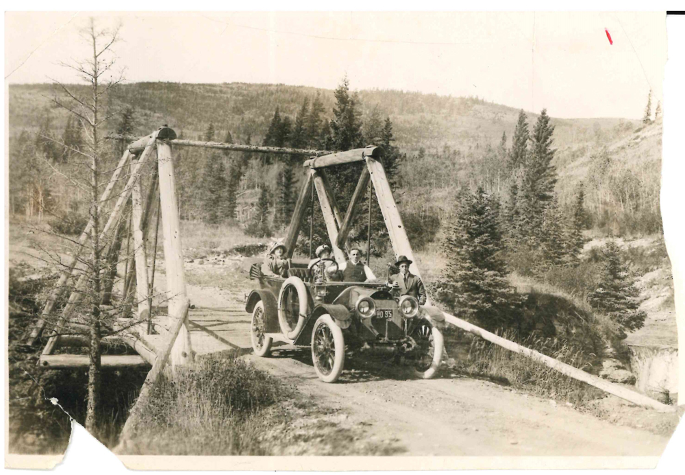 Membres de la famille Lougheed et amis en voiture, probablement dans les piémonts de l’Alberta.