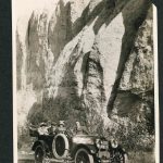 Voiture près d’un escarpement