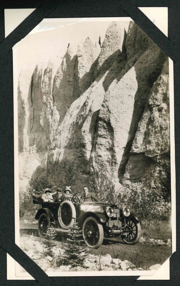 Photo des membres de la famille en voiture à Banff près des Hoodoos