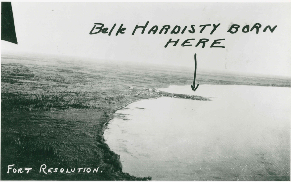 Vue aérienne de Fort Resolution avec texte manuscrit indiquant le lieu de naissance de Belle Hardisty.