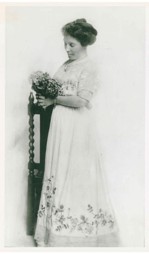 Photo de Belle Lougheed, bouquet de fleurs à la main