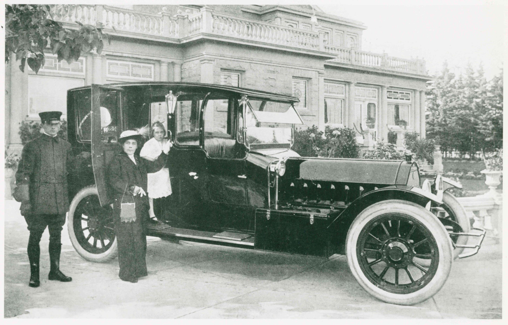 Belle et sa fille Marjorie en train d’embarquer dans la voiture, à Beaulieu