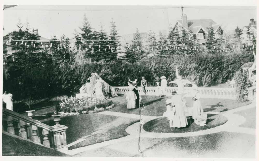 Photo d’une réception dans le jardin officiel de Beaulieu avec le Prince de Galles