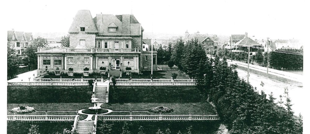 Photo de la maison Beaulieu et de ses jardins officiels, montrant sa place de choix dans le quartier