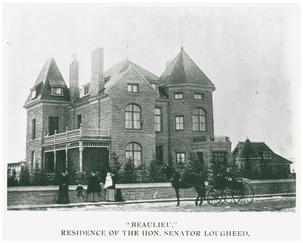 Photo de personnes, d’un cheval et d’une calèche devant la maison Beaulieu, en 1903