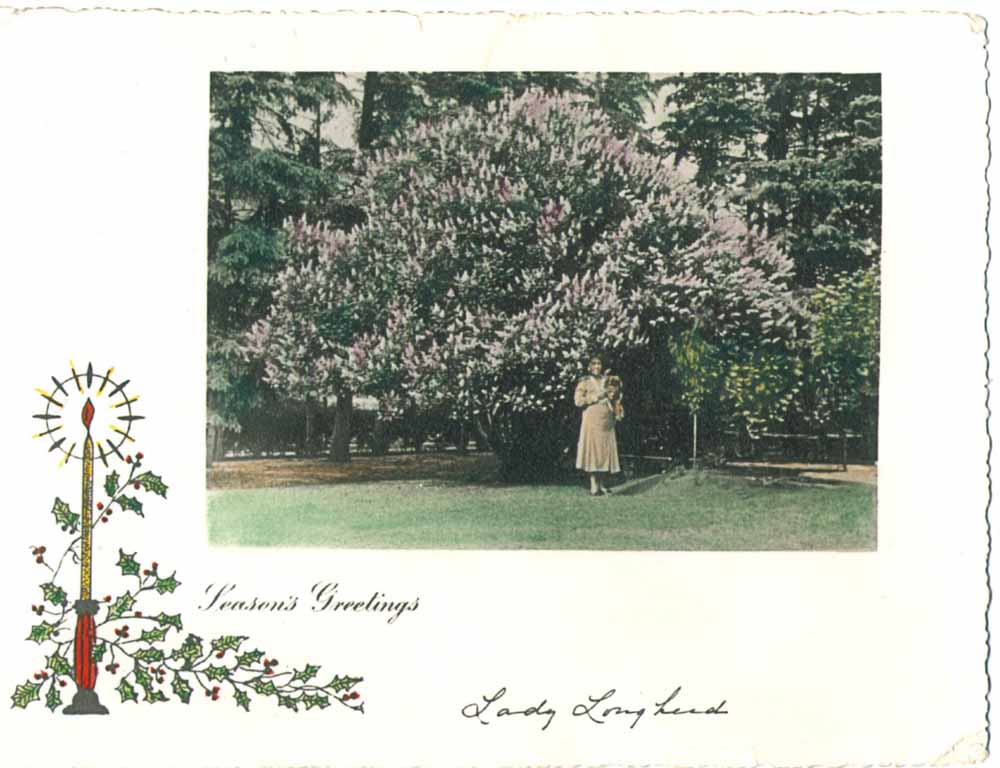 Une des cartes de Noël de Lady Lougheed montrant une photo d’elle dans le jardin