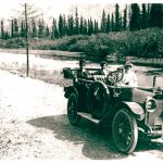Membres de la famille Lougheed et amis en route vers Banff en voiture