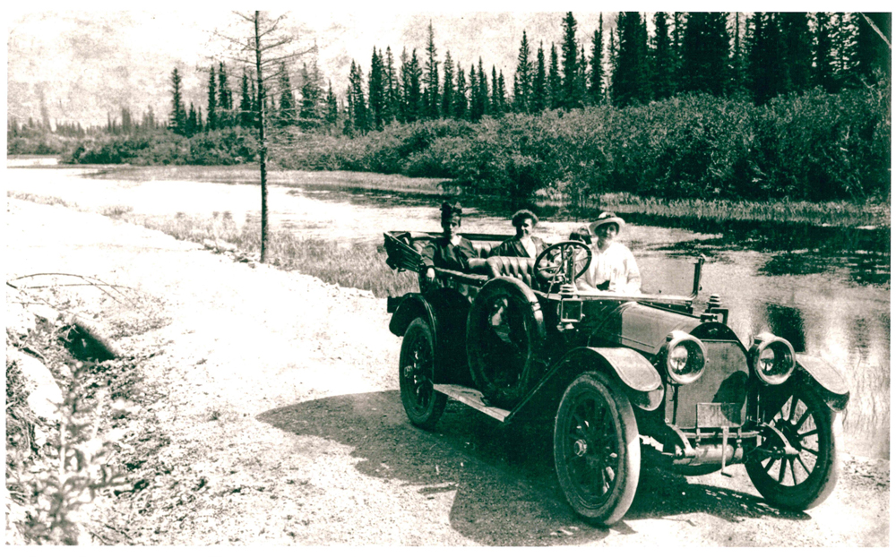 Voiture antique sur la route à Banff