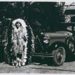 Dorothy Lougheed portant une coiffe et des vêtements des Premières Nations