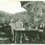 Belle Lougheed en compagnie d’amis et d’un petit chien à Banff