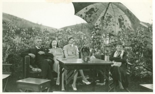 Belle Lougheed en compagnie d’un petit chien et d’amis à Banff