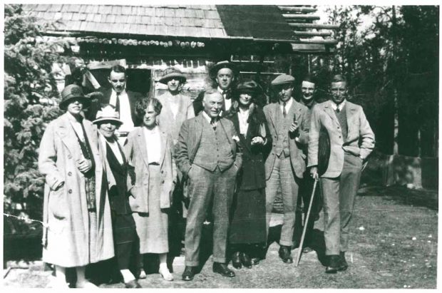 Photo de la famille Lougheed au chalet de Banff (James au centre, Belle deuxième à gauche)