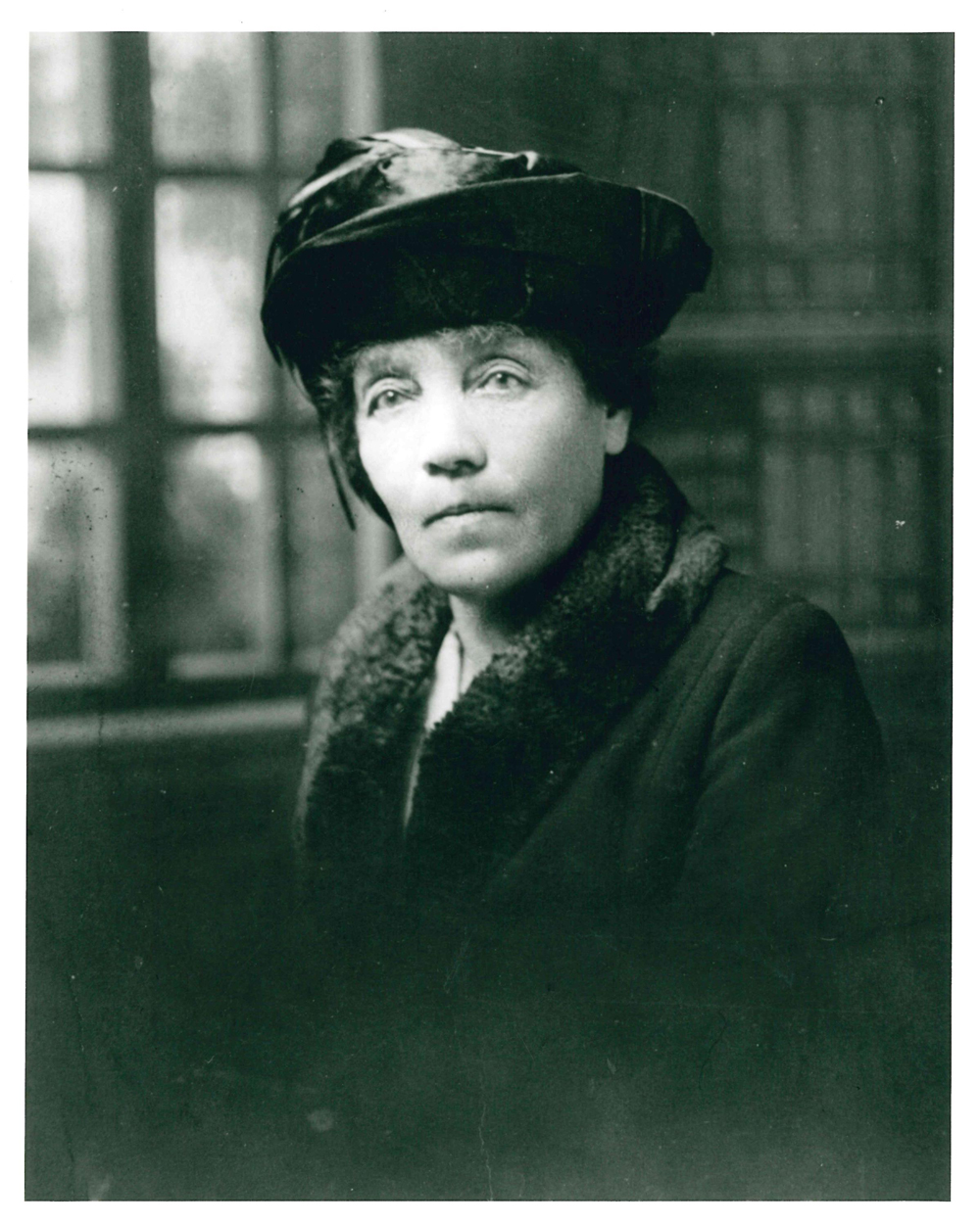 Portrait de Belle Lougheed portant un chapeau et un manteau d’hiver avec col de fourrure.