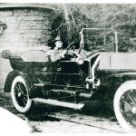 Norman Lougheed en voiture près de Beaulieu