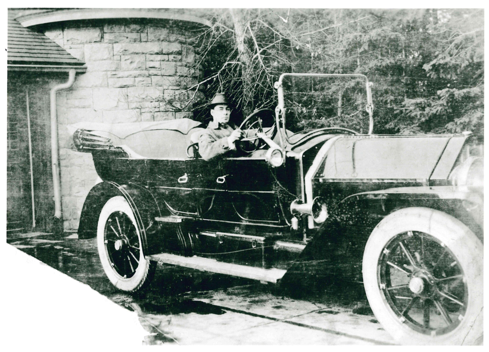 Un membre de la famille dans une voiture antique près de Beaulieu