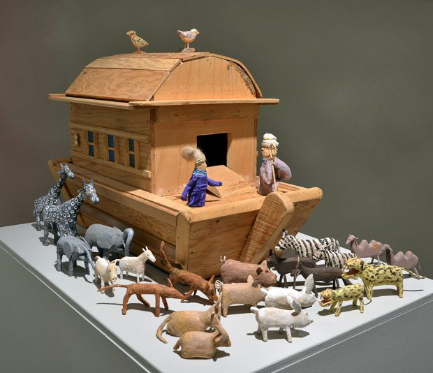 Sculpture d'un bateau en bois avec plusieurs animaux