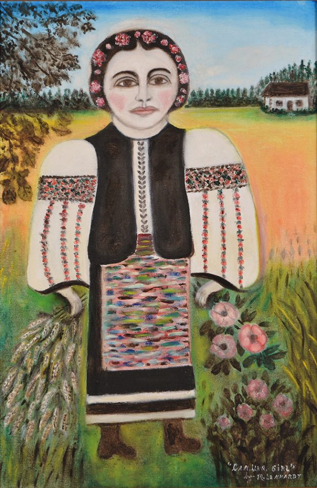 Jeune fille pourtant un habit traditionnel ukrainien. Elle se tient debout devant un champ.