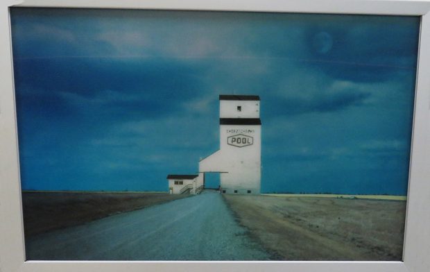 Élévateur à grains dans un champ