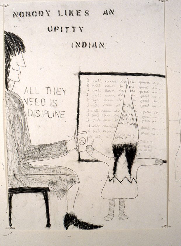 Un enseignant regarde un élève qui ecrit au tableau.