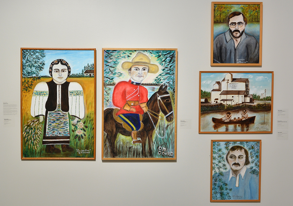 Cinq tableaux. Une femme en habit ukrainien traditionnel, un officier de la GRC en tunique rouge à cheval, un portrait de David Thauberger, la famille de Joe Fafard qui fait du canot devant un élévateur à grains et un portrait de Victor Cicansky.