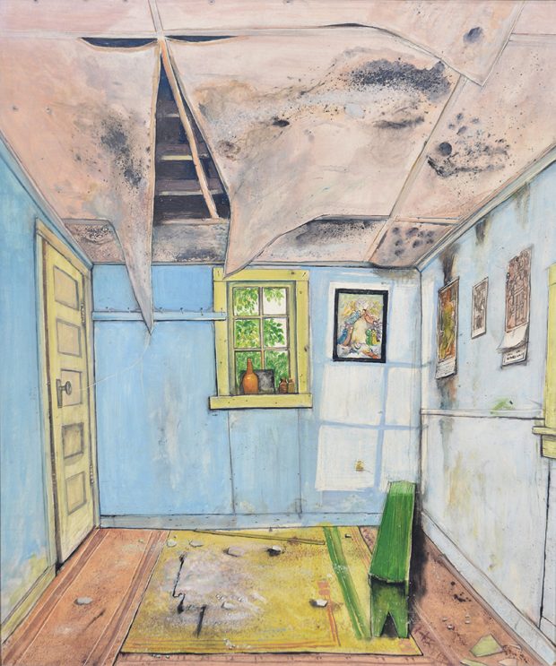 Entrée délabrée d’une vieille maison. Le plafond a été endommagé par un dégât d’eau et il est brisé. 