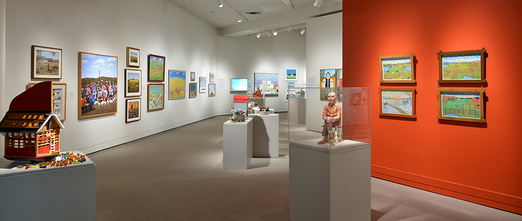 Vue d’un espace de galerie d’art rempli d’œuvres d’art
