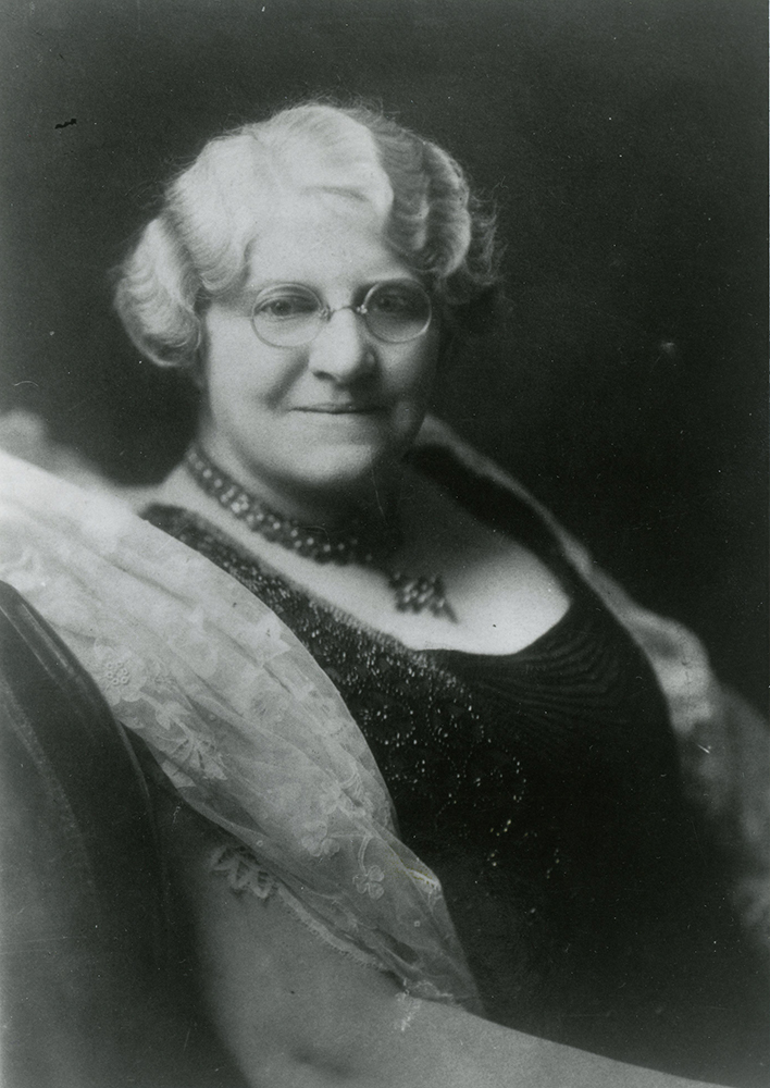 Portrait en noir et blanc de Mme Archibald Huestis habillée de façon élégante et regardant vers l’appareil photo.