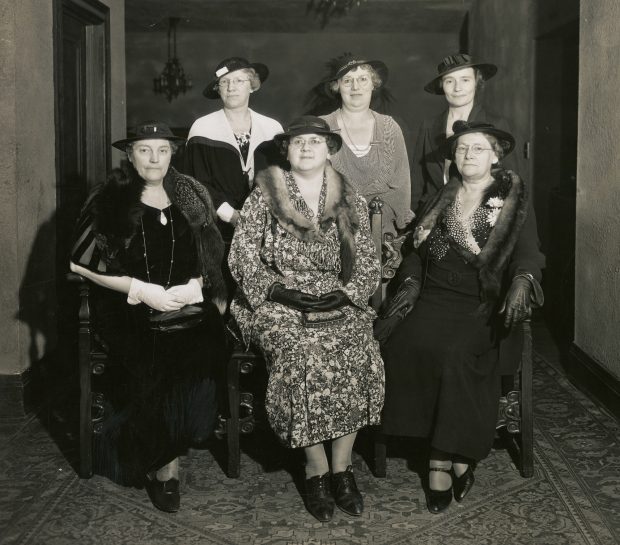 Portrait formel noir et blanc de six employées de l’hôpital. Trois femmes sont assises sur des chaises, alors que les trois autres posent debout derrière elles.