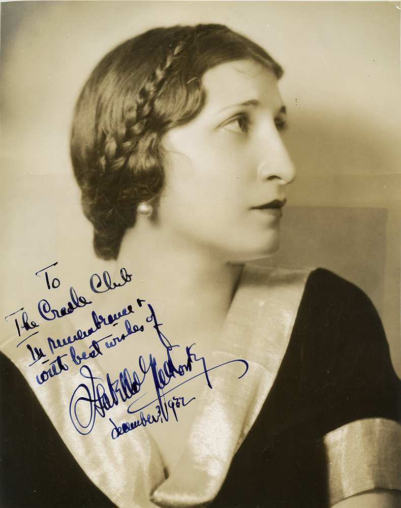 Portrait en noir et blanc d’Isabelle Yalkovsky de profil portant une robe foncée avec collier clair et des perles aux oreilles. 