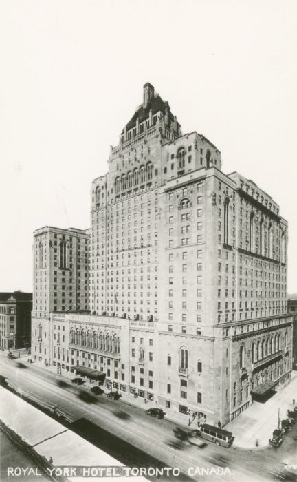 Une vieille photo en noir et blanc de l’hôtel Royal York avec des voitures passant dans la rue en bas.