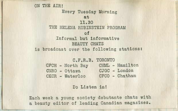 Coupure promotionnelle indiquant le jour et l’heure de l’émission de radio avec le nom de la chaîne et une courte description du programme.