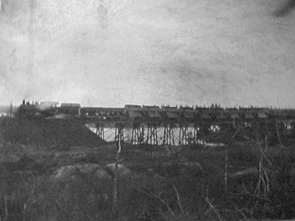 Un train sur un pont déversant du remblai dans Cole Harbour