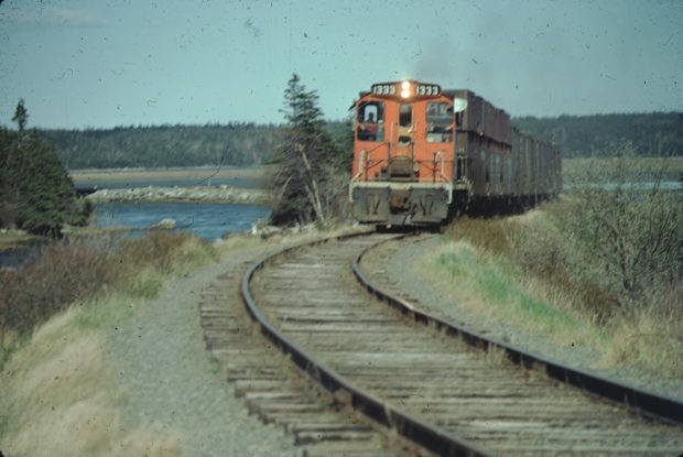Train sur la voie ferrée qui traversait Cole Harbour