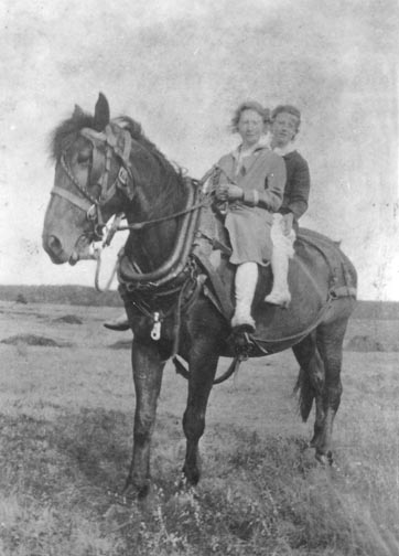 Deux fillettes à cheval sur la digue