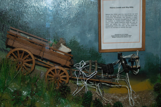 Maquette d’un cheval à avaloire attelé à un chariot