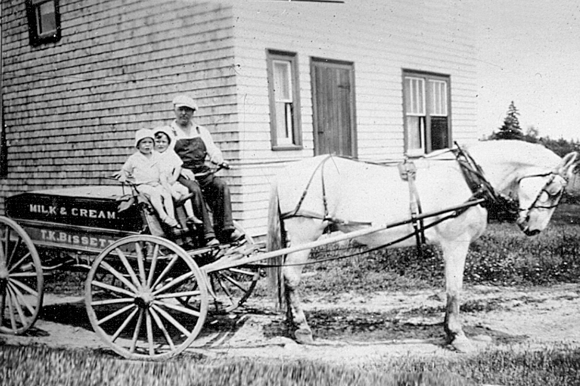 Thomas Bisset et ses deux fils devant sa maison