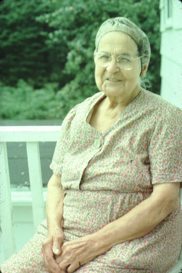 Madame Phillips, une dame âgée Mi’kmaq assise.