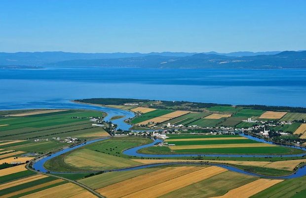 Vue aérienne d'une rivière à travers des champs en bordure du fleuve