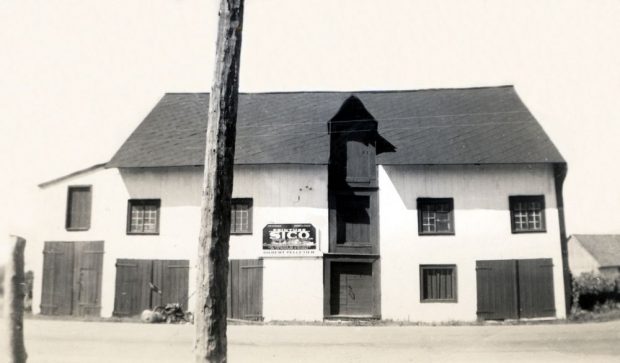 Grand hangar à deux étages