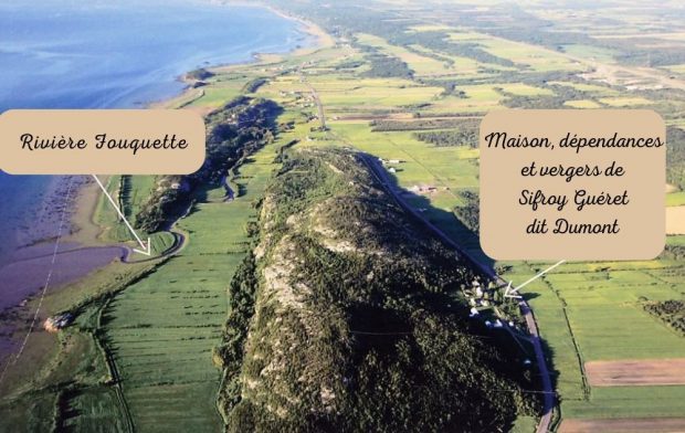 Vue aérienne (fleuve, colline et champs)