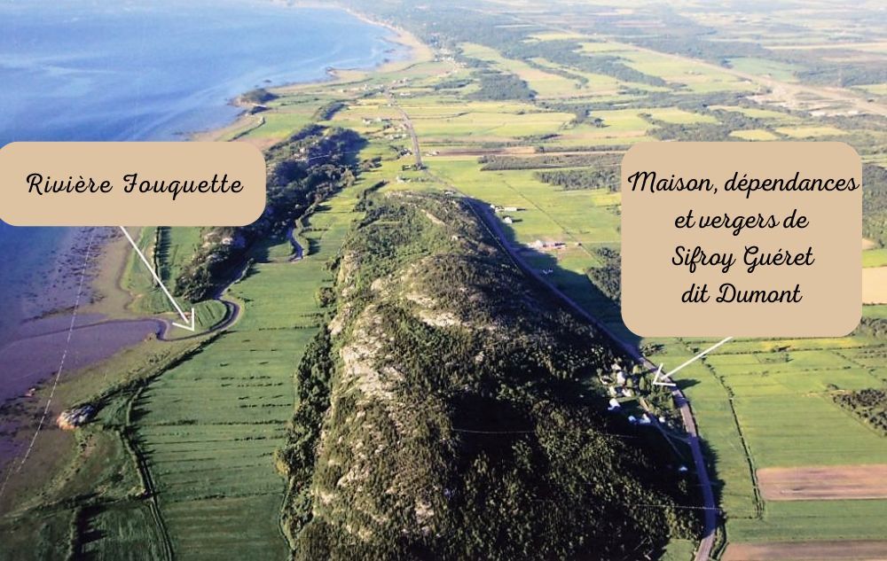 Vue aérienne (fleuve, colline et champs)