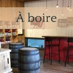 Boutique avec bouteilles et tonneaux de cidre