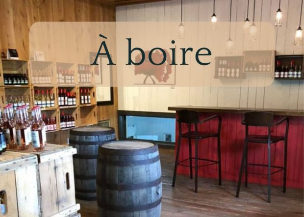 Boutique avec bouteilles et tonneaux de cidre