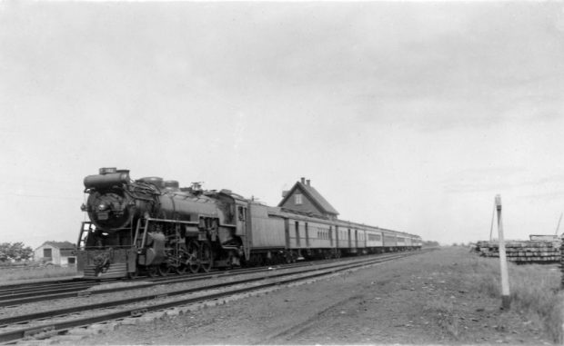 Train à vapeur circulant sur une voie ferrée