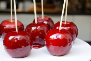 Pommes saucées dans le sucre d'orge et piquées d'un bâton de bois pour les tenir