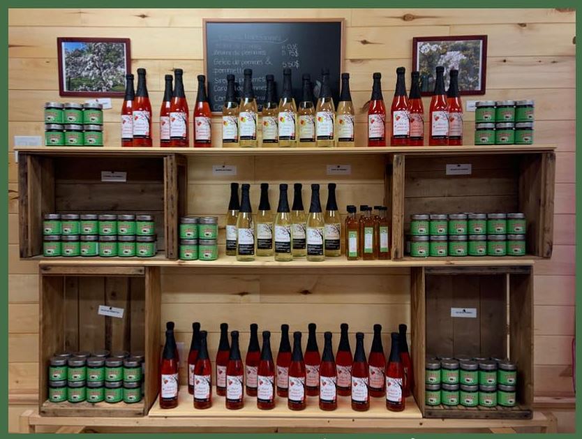 Étalage de pots de confitures et de bouteilles de cidre
